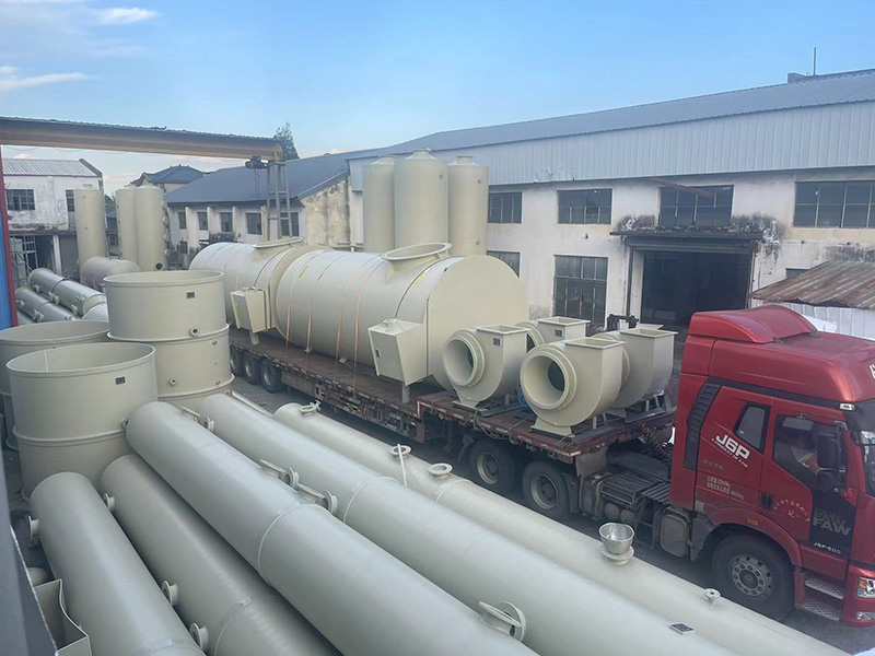 發(fā)往南通某化工廠的PP儲(chǔ)罐和PP風(fēng)機(jī)